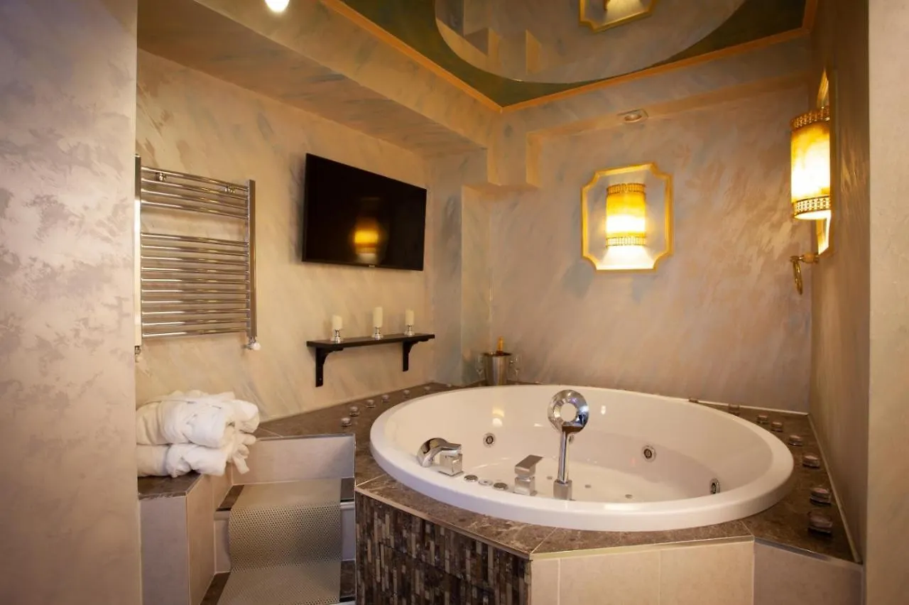 Private Jacuzzi Apartment W/ Parking Spot Bukarest Rumänien