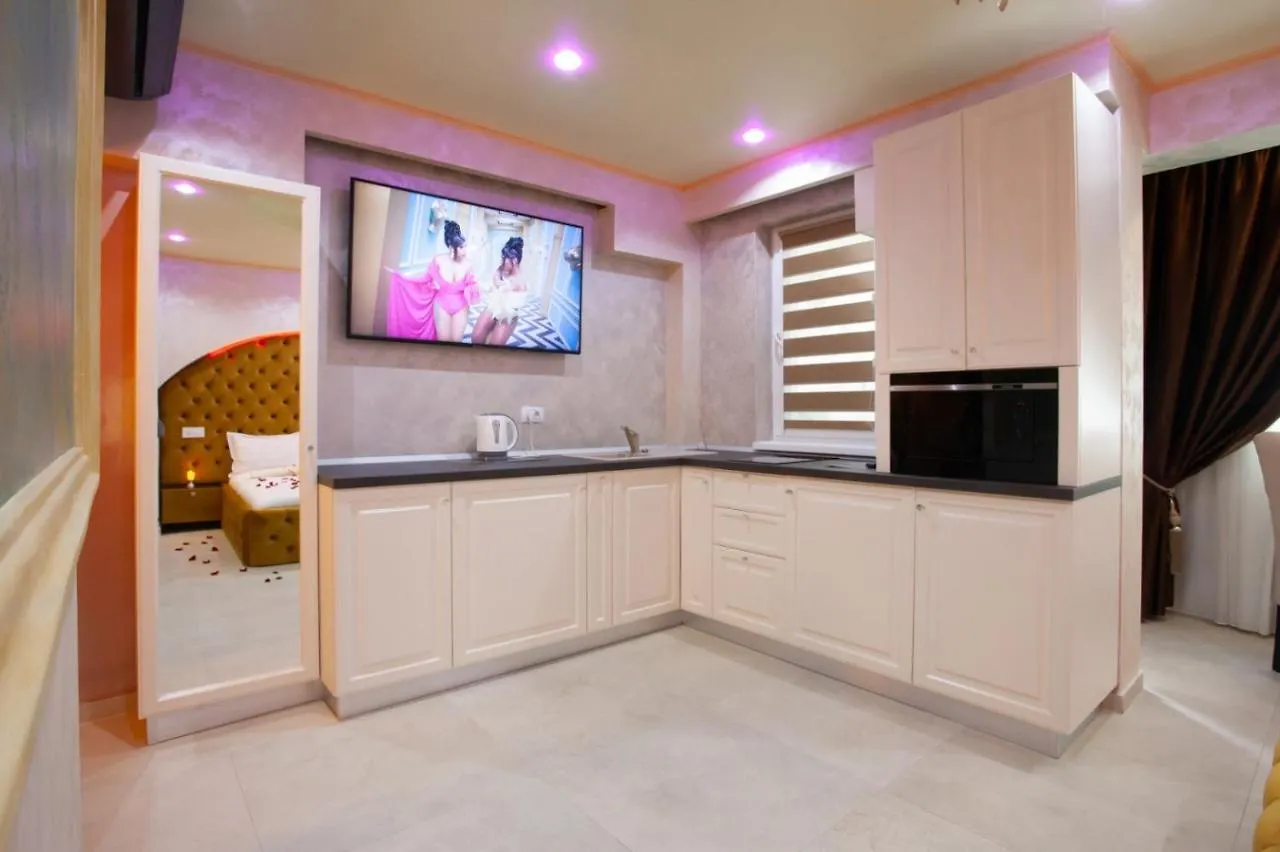 Private Jacuzzi Apartment W/ Parking Spot Bukarest