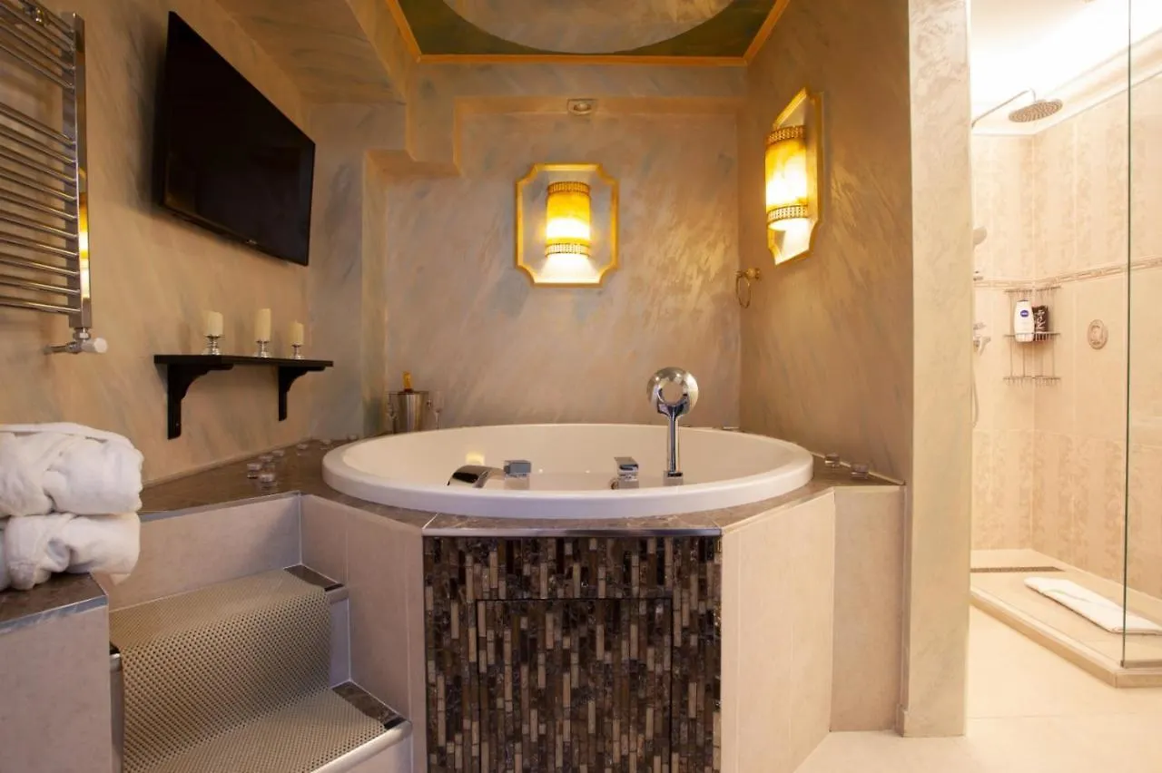 Private Jacuzzi Apartment W/ Parking Spot Bukarest