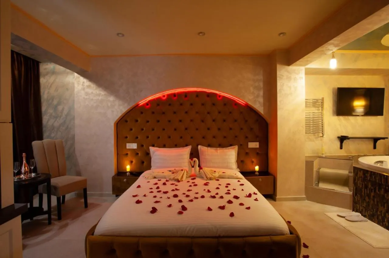 Private Jacuzzi Apartment W/ Parking Spot联系方式