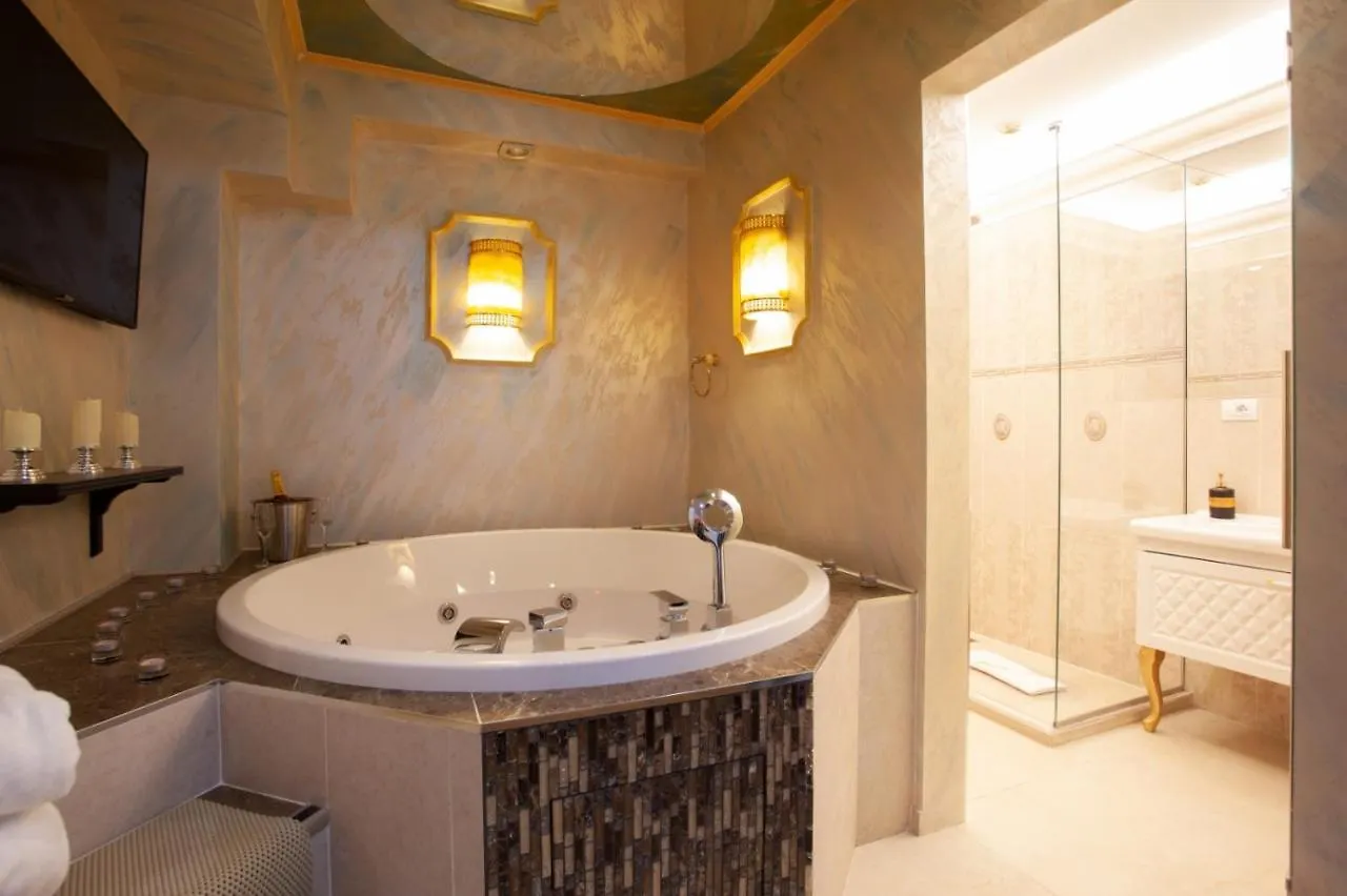 Private Jacuzzi Apartment W/ Parking Spot Bucareste 0*,